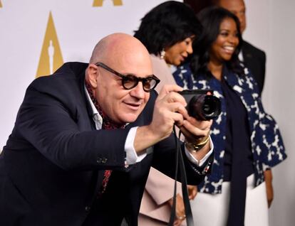 Gianfranco Rosi, candidato al Oscar a mejor documental 'Fuego en el mar', no quiso perder detalle y lo retrató todo con su propia cámara.