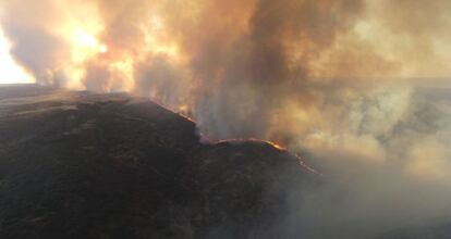 Fotografía del incendio cedida por la Junta de Castilla y León.