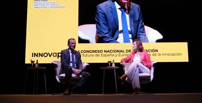 El Ministro en funciones de Ciencia, Innovación y Universidades, Pedro Duque y la Presidenta de APD, Laura Gonzalez-Molero en el I Congreso Nacional de Innovación.