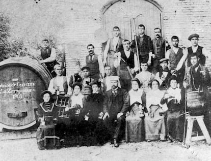 Fotografía de la primera plantilla de trabajadores con la que comenzó su actividad Cervezas La Zaragozana.