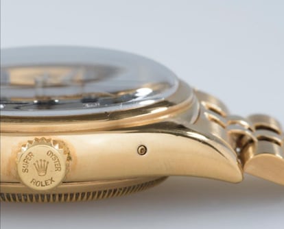 Está acabado en oro de 18 quilates, y su esfera sigue el diseño Oyster patentado por Rolex, que hace que todos sus elementos internos estén herméticamente protegidos del polvo o del agua.