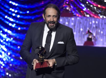 Juan Luis Guerra recibe el Grammy a mejor álbum tropical contemporáneo por 'Todo tiene su hora'. Es, junto a Natalia Lafourcade, el otro triunfador de la noche. El dominicano y su grupo 4.40 le quitó a Lafourcade el pleno de premios. “Este me tomó por sorpresa”, reconocía, antes de dar “gracias al señor”. Guerra recogió tres grammys este jueves.