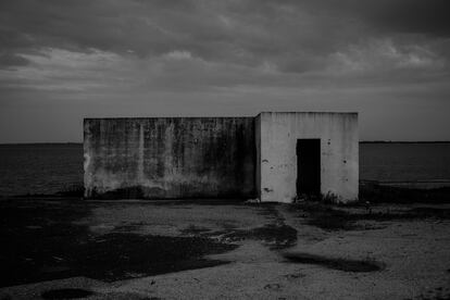 En este edificio abandonado pasan sus noches numerosos sin techo lisboetas. Una compañía inmobiliaria quiere edificar en estos terrenos cercanos al Tajo un complejo de viviendas de lujo.