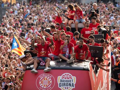 Los jugadores del Girona FC y del Bàsquet Girona celebran con la afición el ascenso, el pasado 20 de junio.