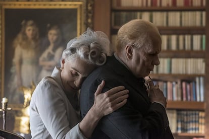 Thriller político mostra a atuação de Winston Churchill, incorporado por Gary Oldman (indicado ao Oscar de Melhor Ator) no início da Segunda Guerra Mundial. Filme concorre a 6 categorias do prêmio cinematográfico