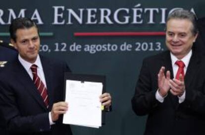 El presidente de México, Enrique Peña Nieto (i), y el secretario de Energía, Pedro Joaquín Coldwell (d), participan ayer, en un acto en la Residencia Oficial de Los Pinos, en Ciudad de México, donde el mandatario mexicano presentó su reforma energética.