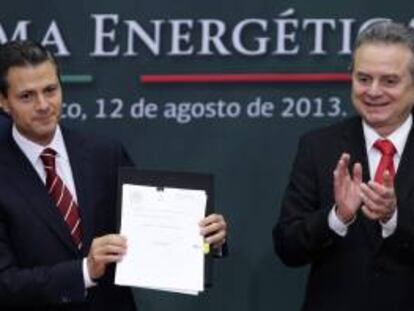 El presidente de México, Enrique Peña Nieto (i), y el secretario de Energía, Pedro Joaquín Coldwell (d), participan ayer, en un acto en la Residencia Oficial de Los Pinos, en Ciudad de México, donde el mandatario mexicano presentó su reforma energética.