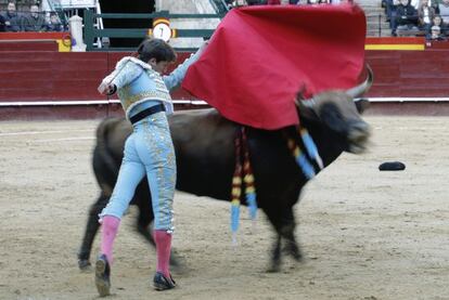 Lama de Góngora hace un pase al primero de su lote en el segundo festejo de la Feria de Fallas, el pasado día 10 en Valencia.