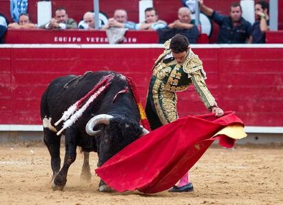 Sergio Serrano torea al natural.