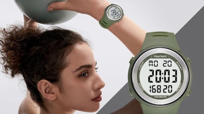 reloj podómetro con correa flexible y anillo superior fabricado en acero inoxidable.