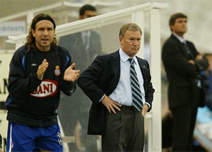 Clemente, ayer en el banquillo de Montjuïc, con Juande Ramos al fondo.