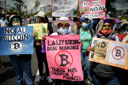 Una protesta en contra del bitcoin en El Salvador, el 7 de septiembre.