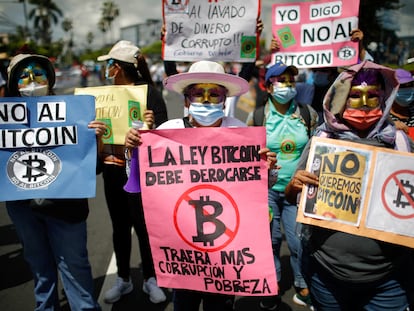 Una protesta en contra del bitcoin en El Salvador, el 7 de septiembre.