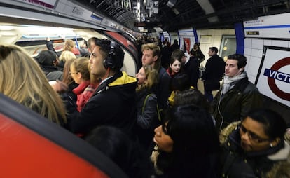 ARA7 LONDRES (REINO UNIDO) 06/02/2014.- Viajeros suben a bordo de un vagón en la estación de metro de Victoria, en Londres (Reino Unido), hoy, jueves 6 de febrero de 2014. La huelga que secundan los trabajadores del metro de Londres en protesta por el cierre de oficinas de billetes continúa hoy con una reducción del servicio del 70%, lo que ha afectado a millones de personas, informaron los sindicatos. El paro, que empezó el martes por la noche, afecta hoy a diez de las once líneas del metro, que en su mayoría funcionan con servicios mínimos, y medio centenar de estaciones permanecen cerradas. La "Circle Line", que circula por el centro de la capital británica, canceló su servicio al completo, igual que "Waterloo & City Line", la línea mas corta, que transporta pasajeros desde el Big Ben hasta la City (área financiera) que también está inactiva. EFE/Andy Rain