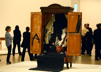 85 obras componen 'Antoni Tàpies. Del objeto a la escultura (1964-2009), la exposición que el Museo Guggenheim de Bilbao dedica al creador y que se podrá visitar hasta el 19 de enero.