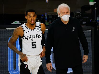 Gregg Popovich y Dejounte Murray en el partido San Antonio-Utah.