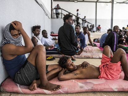 Centro de detención de inmigrantes en Tayura, a 15 kilómetros al este de Trípoli (Libia), el lunes.