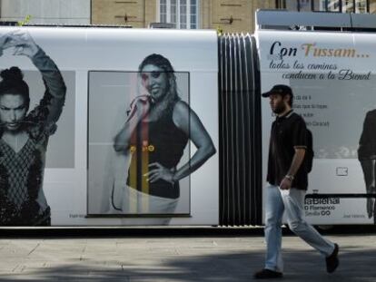 Un viandante pasa ante el Metrocentro con publicidad de la Bienal.