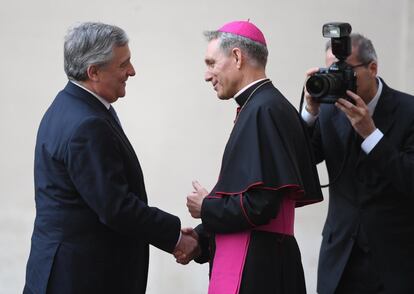 El arzobispo Georg Ganswein (d) saluda al presidente del Parlamento Europeo, Antonio Tajani (i), a su llegada a una reunión con el Papa.