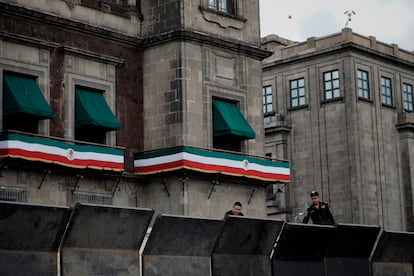 Elementos de seguridad trabajan instalando vallas en las afueras del Palacio Nacional.