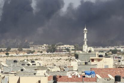 Columnas de humo se elevan sobre el centro de Trípoli tras los combates por el control del complejo residencial de Bab el Azizia.
