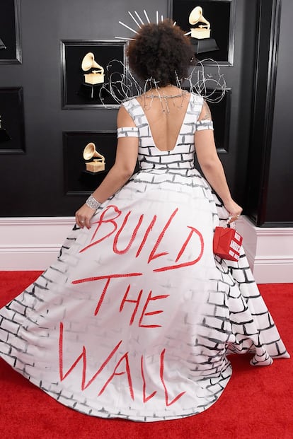 La intérprete reconvertida en activista proTrump por tercer año consecutivo (tanto en los Grammy 2018 como en la edición de 2017 mostró su apoyo al presidente a través de sus looks) eligió, en esta ocasión, un vestido ilustrado con ladrillos en el que podía leerse "Construid el muro".