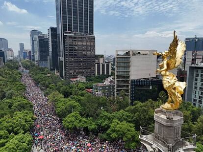Miles de asistentes de la Marcha del Orgullo LGBT+ se reúnen en el Paseo de la Reforma (Ciudad de México), este sábado 29 de junio.
