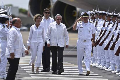 Cuban President Raúl Castro is met in Cartagena by Colombian Foreign Minister Paty Londoño.