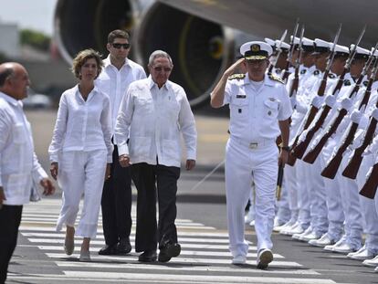 Cuban President Raúl Castro is met in Cartagena by Colombian Foreign Minister Paty Londoño.