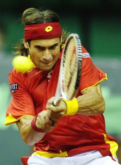 David Ferrer devuelve una pelota en el partido contra Radek Stepanek.