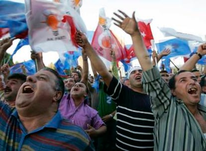 Simpatizantes del Partido de la Justicia y el Desarrollo de Erdogan celebran los resultados ayer ante la sede de la formación en Ankara.