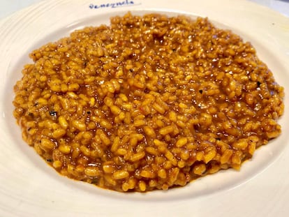 PLATO DE ARROZ AL CALDERO EN EL RESTAURANTE VENEZUELA. CUARTO SERVICIO EN LA DEGUSTACIÓN DE ARROZ AL CALDERO / CAPEL