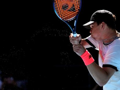 Ben Shelton golpea de revés durante el partido contra J.J. Wolf en la pista John Cain de Melbourne Park.