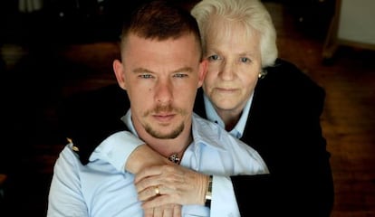 Alexander McQueen y su madre Joyce.