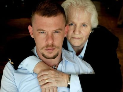 Alexander McQueen y su madre Joyce.