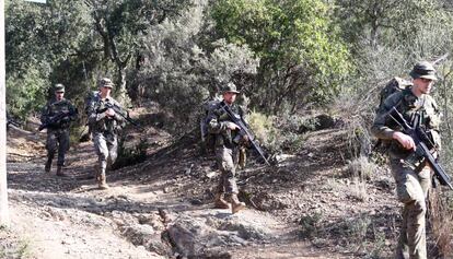 Soldats de l'Exèrcit, durant les maniobres previstes per aquest dilluns a Celrà.