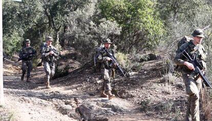 Soldats de l&#039;Ex&egrave;rcit, durant les maniobres previstes per aquest dilluns a Celr&agrave;. 