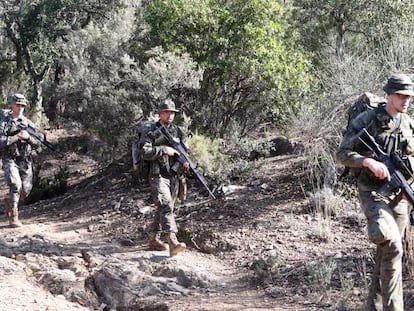 Soldats de l&#039;Ex&egrave;rcit, durant les maniobres previstes per aquest dilluns a Celr&agrave;. 