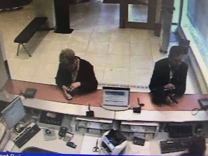 El Tarta, pistola en mano, en el momento de uno de sus recientes atracos en una sucursal bancaria. 