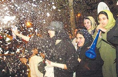 Mujeres de Teherán se agolpan a la entrada de un campo de fútbol.