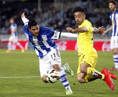 El delantero mexicano de la Real Sociedad Carlos Vela lucha un balón con J. Costa, del Villarreal.