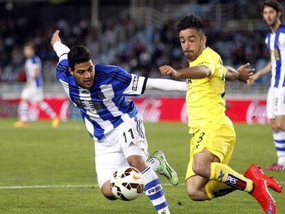 El delantero mexicano de la Real Sociedad Carlos Vela lucha un balón con J. Costa, del Villarreal.