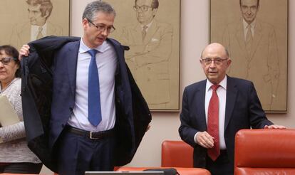 El gobernador del Banco de España, Pablo Hernández de Cos (izquierda), junto al exministro de Hacienda y presidente de la comisión de Economía, Cristóbal Montoro.