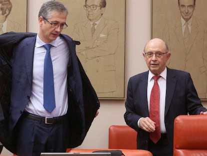 El gobernador del Banco de España, Pablo Hernández de Cos (izquierda), junto al exministro de Hacienda y presidente de la comisión de Economía, Cristóbal Montoro.