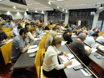 Los directores de oficina de La Caixa se examinan de sus conocimientos como asesores financieros.