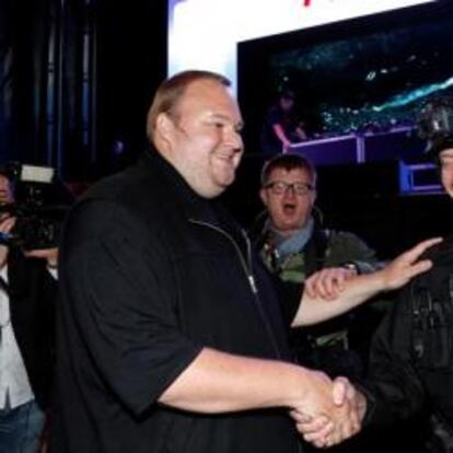 Kim Dotcom fundador de Megaupload en el lanzamiento de Mega con un actor disfrazado de policía