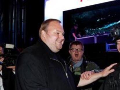 Kim Dotcom fundador de Megaupload en el lanzamiento de Mega con un actor disfrazado de policía