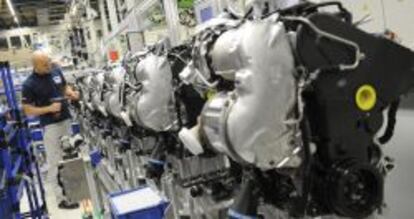 Un empleado de Volkswagen trabaja en una cadena de montaje de motores diésel MDB en la planta que la fabricante de coches tiene en Salzgitter (Alemania).