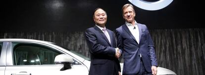 Li Shufu (izquierda), presidente de Geely, con Hakan Samuelsson, consejero delegado de Volvo.