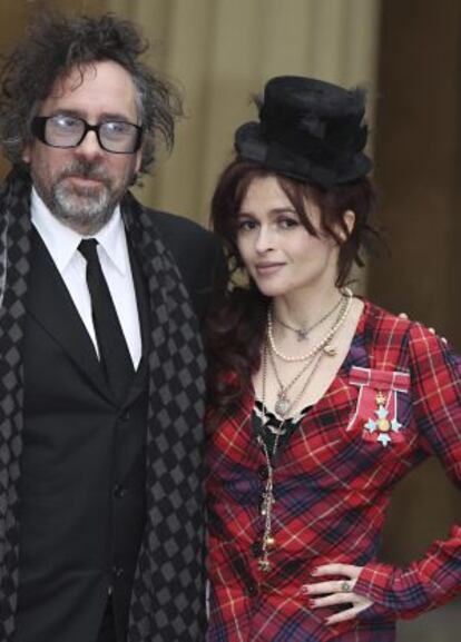 Helena Bonham Carter y su marido, Tim Burton, posan con la medalla de Comandante del Imperio Británico que le ha entregado la reina Isabel II a la actriz el 22 de febrero de 2012.